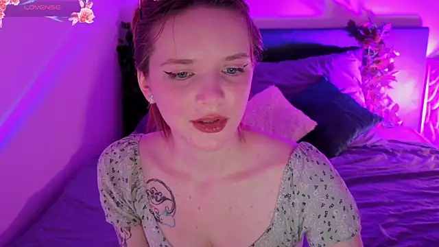 Snapshot of KiraMountrays chatting on November 3, 2025, 10:24 pm KiraMountrays online show from November 3, 2025, 10:24 pm