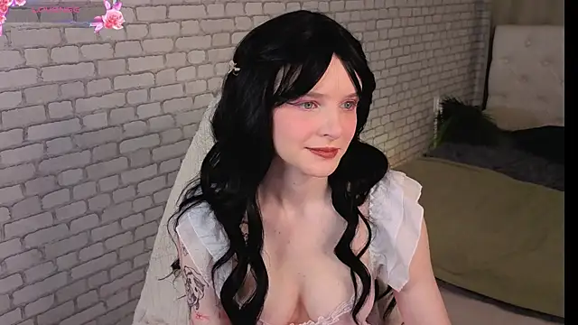 Snapshot of KiraMountrays chatting on October 13, 2025, 10:10 pm KiraMountrays online show from October 13, 2025, 10:10 pm