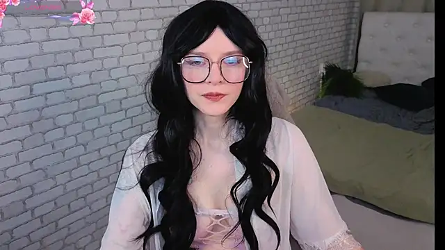 Snapshot of KiraMountrays chatting on October 14, 2025, 10:09 pm KiraMountrays online show from October 14, 2025, 10:09 pm