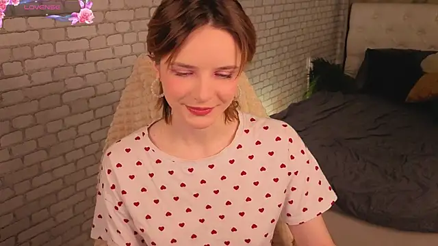 Snapshot of KiraMountrays chatting on October 21, 2025, 11:26 pm KiraMountrays online show from October 21, 2025, 11:26 pm