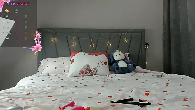 qimiiqo online show from October 22, 2025, 4:23 am