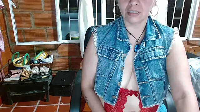 Snapshot of Milf_Fantassyy chatting on October 7, 2025, 3:40 am Milf Fantassyy online show from October 7, 2025, 3:40 am