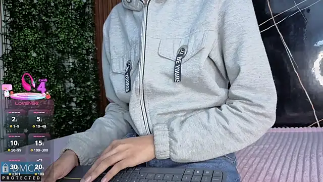 Kiara Zahiri   online show from October 17, 2025, 11:01 am