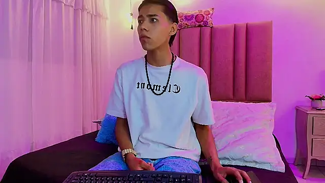 Snapshot of camilo_nom chatting on October 22, 2025, 5:18 am camilo nom online show from October 22, 2025, 5:18 am