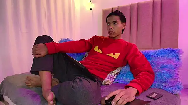 Snapshot of camilo_nom chatting on October 15, 2025, 3:38 am camilo nom online show from October 15, 2025, 3:38 am