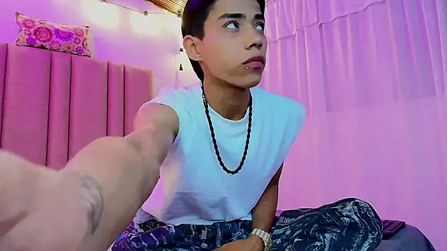 Snapshot of camilo_nom chatting on October 21, 2025, 5:40 am camilo nom online show from October 21, 2025, 5:40 am