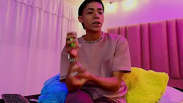 Snapshot of camilo_nom chatting on October 24, 2025, 4:11 am camilo nom online show from October 24, 2025, 4:11 am