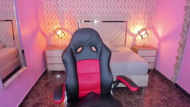 CHRISTY TEIGEN4 online show from September 19, 2025, 7:18 pm