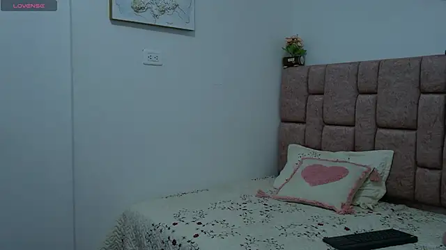 Snapshot of Kitty_Rose__ chatting on October 1, 2025, 12:38 am Kitty Rose online show from October 1, 2025, 12:38 am