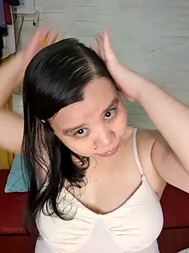 hotlyn45 online show from June 15, 2026, 2:12 am