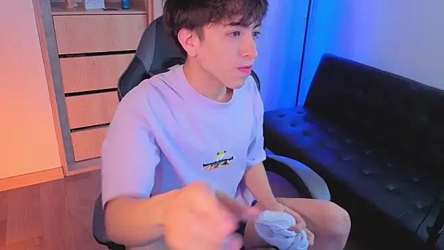 Snapshot of onlinenico chatting on October 15, 2025, 8:06 pm onlinenico online show from October 15, 2025, 8:06 pm