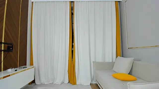 yummmymommy online show from October 18, 2025, 1:57 pm