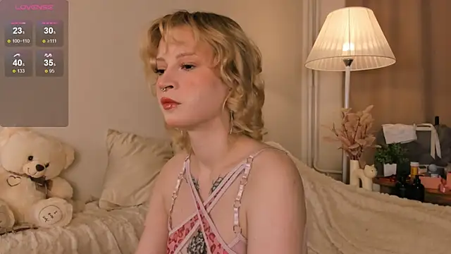 Snapshot of EfieFrye chatting on October 31, 2025, 6:04 pm EfieFrye online show from October 31, 2025, 6:04 pm