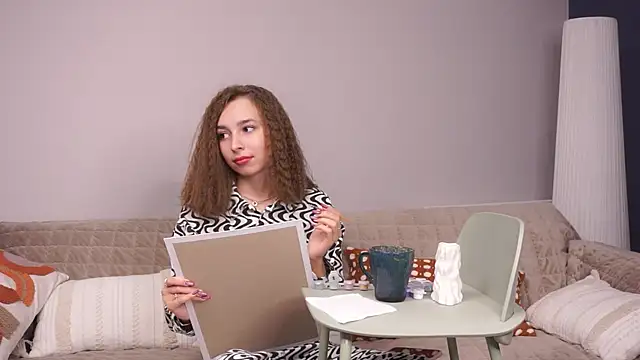 MammieValentini online show from September 10, 2025, 7:18 am
