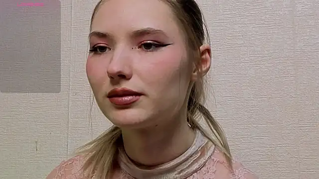 Snapshot of _kikiclark__ chatting on May 3, 2026, 7:39 pm kikiclark online show from May 3, 2026, 7:39 pm