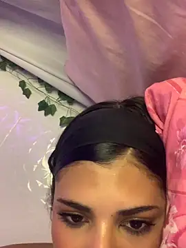 Snapshot of luluzinhax chatting on October 18, 2025, 6:10 pm luluzinhax online show from October 18, 2025, 6:10 pm