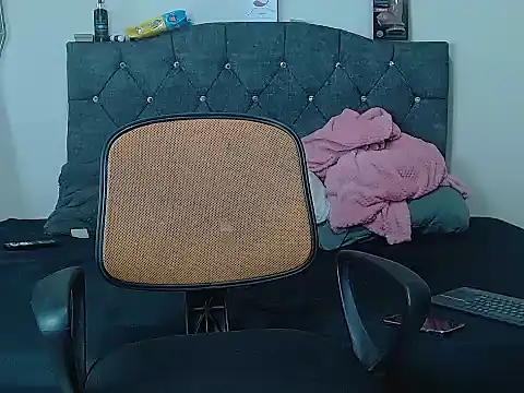 Snapshot of logan_willyams_ chatting on October 19, 2025, 8:22 pm logan willyams online show from October 19, 2025, 8:22 pm