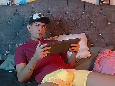 Snapshot of logan_willyams_ chatting on October 21, 2025, 9:36 pm logan willyams online show from October 21, 2025, 9:36 pm