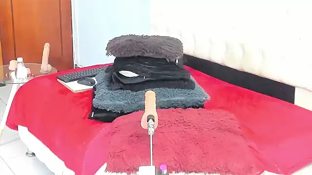 Sally Moonn online show from November 3, 2025, 6:33 pm