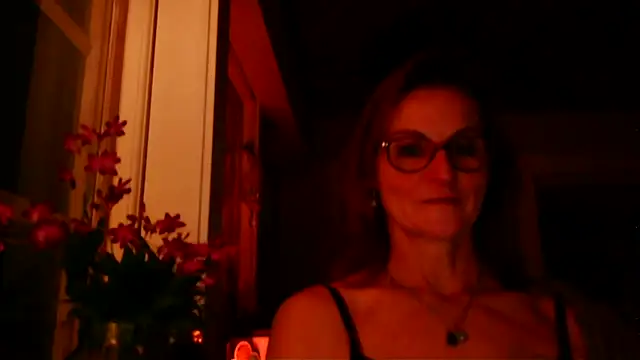 Snapshot of Valinella chatting on February 4, 2026, 7:42 pm Valinella online show from February 4, 2026, 7:42 pm
