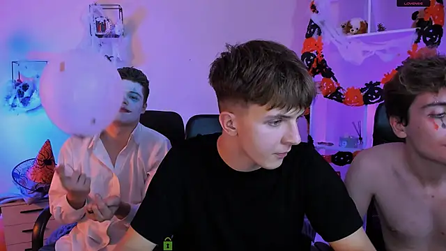 Snapshot of travis_wolf_ chatting on October 31, 2025, 9:22 pm travis wolf  online show from October 31, 2025, 9:22 pm