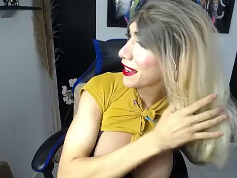 Snapshot of laura_fit chatting on October 1, 2025, 12:31 pm laura fit online show from October 1, 2025, 12:31 pm