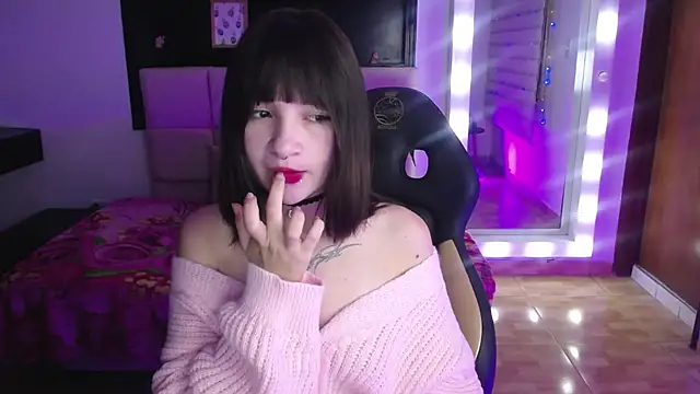  Charlotte Collins  online show from November 15, 2025, 1:59 pm