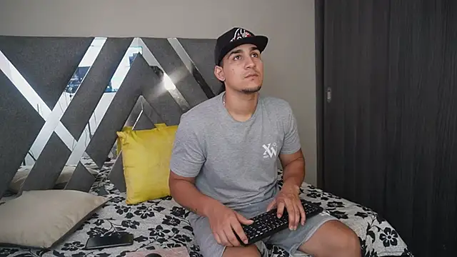 massimo vidal  online show from September 24, 2025, 12:33 pm