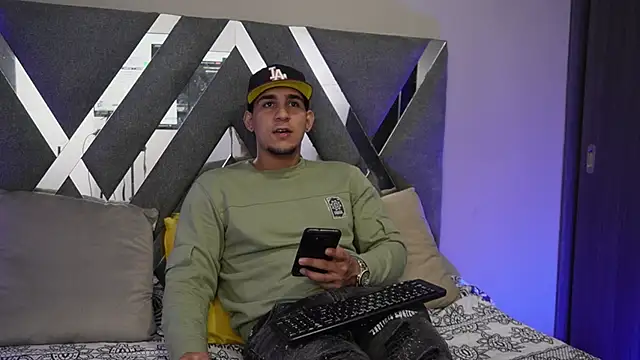 massimo vidal  online show from October 15, 2025, 1:48 am