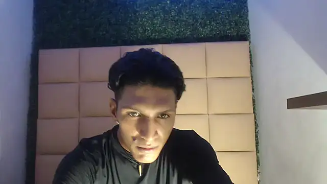 Snapshot of bull_cam chatting on September 21, 2025, 7:19 pm bull cam online show from September 21, 2025, 7:19 pm