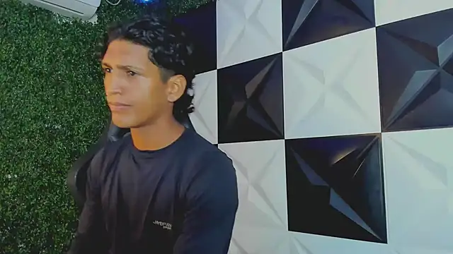 Snapshot of bull_cam chatting on September 26, 2025, 7:21 pm bull cam online show from September 26, 2025, 7:21 pm