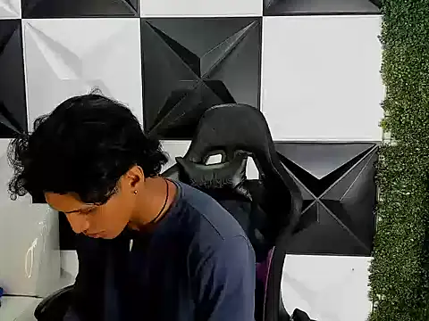 Snapshot of bull_cam chatting on September 22, 2025, 8:04 pm bull cam online show from September 22, 2025, 8:04 pm