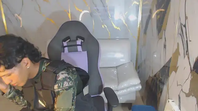 Snapshot of bull_cam chatting on October 13, 2025, 6:42 pm bull cam online show from October 13, 2025, 6:42 pm