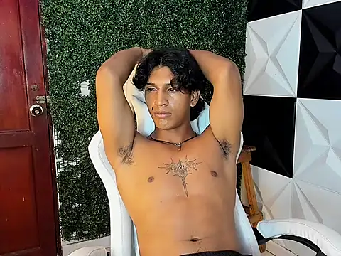 Snapshot of bull_cam chatting on November 1, 2025, 8:14 pm bull cam online show from November 1, 2025, 8:14 pm