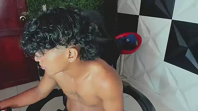 Snapshot of bull_cam chatting on October 7, 2025, 5:25 pm bull cam online show from October 7, 2025, 5:25 pm