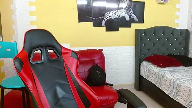 Snapshot of bull_cam chatting on October 14, 2025, 8:09 pm bull cam online show from October 14, 2025, 8:09 pm