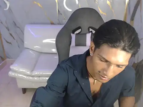 Snapshot of bull_cam chatting on October 1, 2025, 5:17 pm bull cam online show from October 1, 2025, 5:17 pm