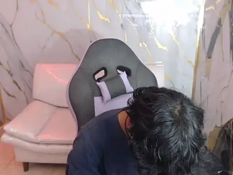 Snapshot of bull_cam chatting on October 5, 2025, 7:59 pm bull cam online show from October 5, 2025, 7:59 pm