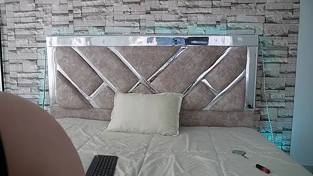 natasha vesper online show from November 20, 2025, 1:12 pm