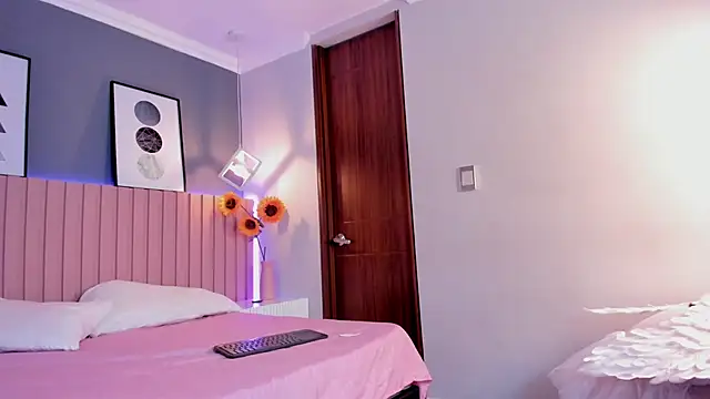 Nina Ford online show from October 3, 2025, 1:42 am