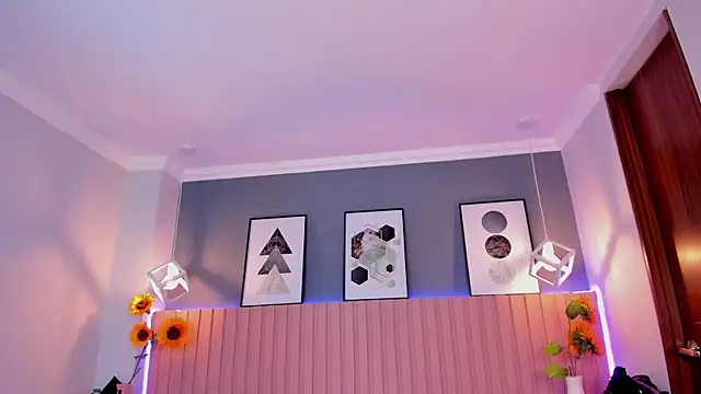 Nina Ford online show from November 23, 2025, 7:13 pm