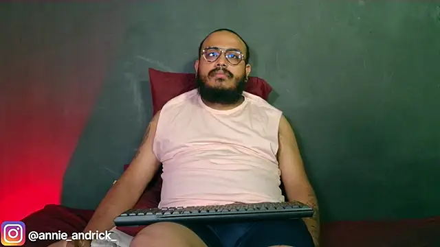  leda swan  online show from November 11, 2025, 12:44 pm