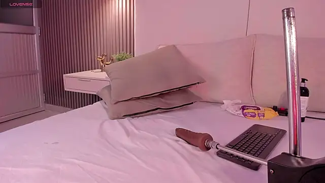 Snapshot of annie_clarkson chatting on June 16, 2026, 8:20 pm annie clarkson online show from June 16, 2026, 8:20 pm