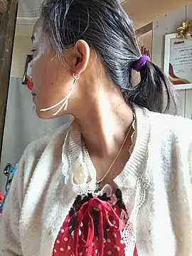 liu-liusexy online show from May 18, 2026, 2:23 am