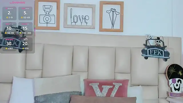 Snapshot of EbonyLudovica chatting on November 1, 2025, 2:40 am EbonyLudovica online show from November 1, 2025, 2:40 am