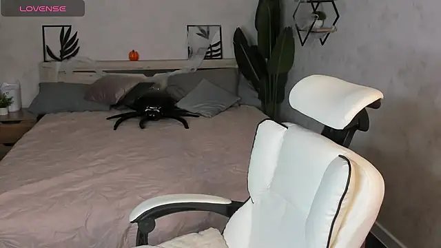 Joyce Howard online show from October 31, 2025, 5:48 am