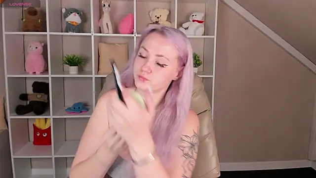 Joyce Howard online show from October 26, 2025, 2:34 am