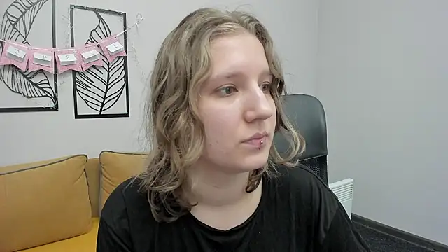 Snapshot of Hailey_Foxy chatting on February 13, 2026, 12:05 pm Hailey Foxy online show from February 13, 2026, 12:05 pm