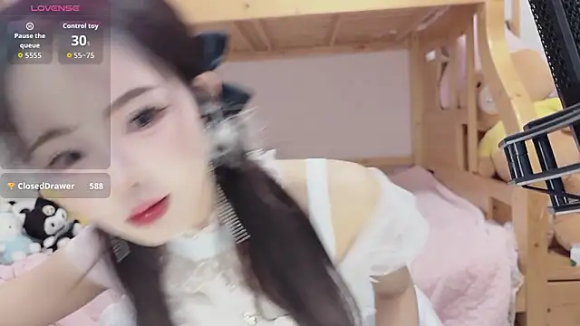 Snapshot of Sue101010 chatting on October 27, 2025, 2:29 pm Sue101010 online show from October 27, 2025, 2:29 pm