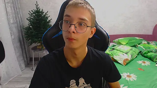 glasses cat online show from December 5, 2025, 7:23 pm